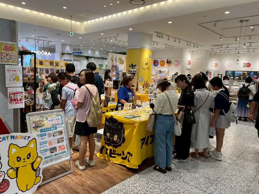 多くの来場者で賑わうHAPPY CAT MARKETの会場。猫モチーフの雑貨やアート作品が並ぶブースを人々が楽しそうに見て回る様子