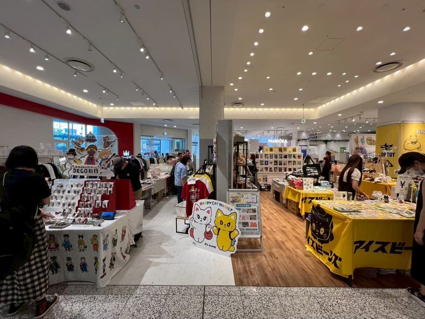 HAPPY CAT MARKET会場全体の様子。多くの来場者が猫雑貨ブースを見て回り、保護猫支援企画にも参加している賑やかな雰囲気
