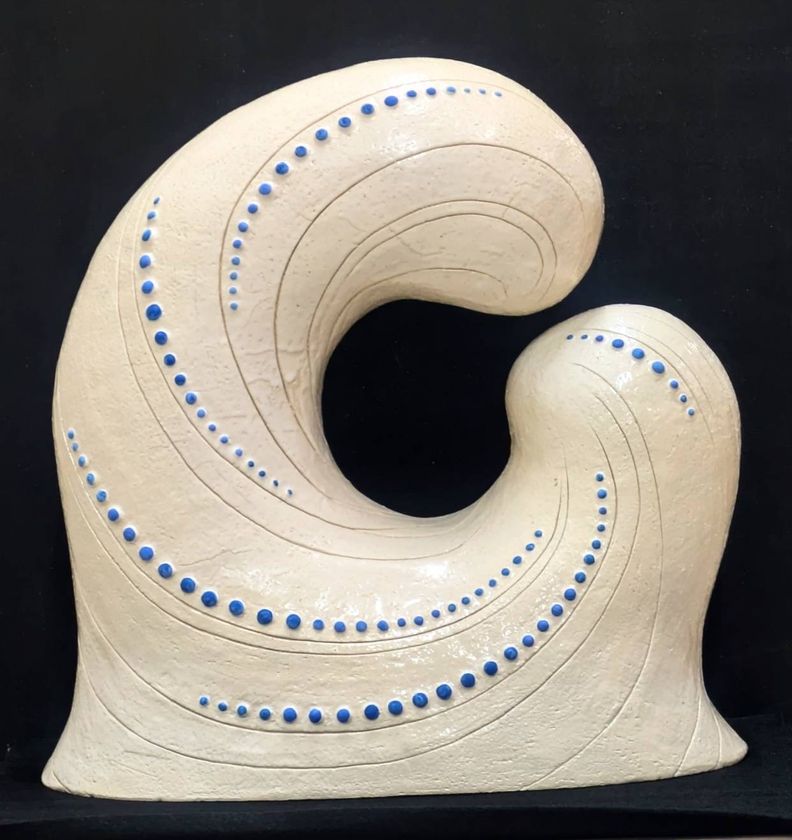 青いドットが水しぶきのリズムを表現した陶芸作品「Azurune (アズルーン)」流れるような曲線とぷっくりとしたフォルムが特徴