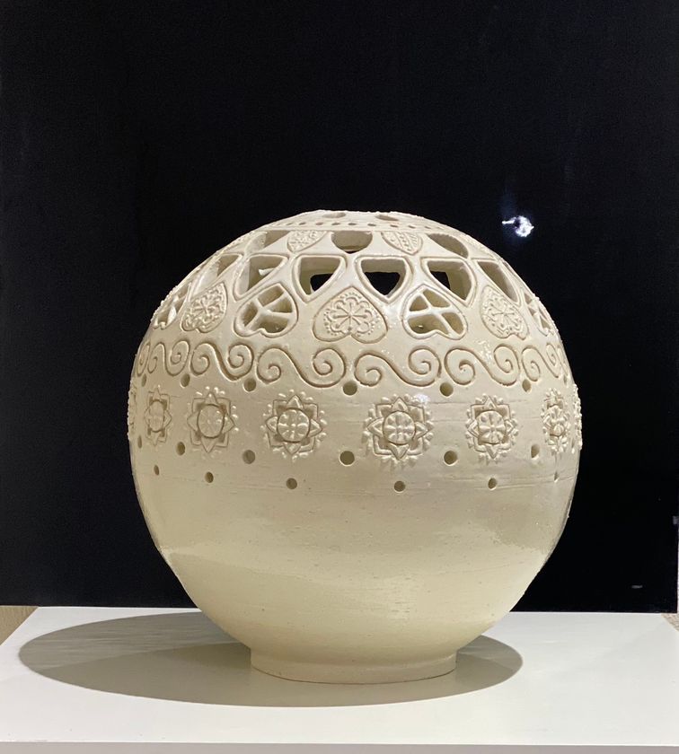 白色とマンダラ文様、切り抜きによる光と影で調和を表現した陶芸作品「Mandala Aeterna (マンダラ エテルナ)」