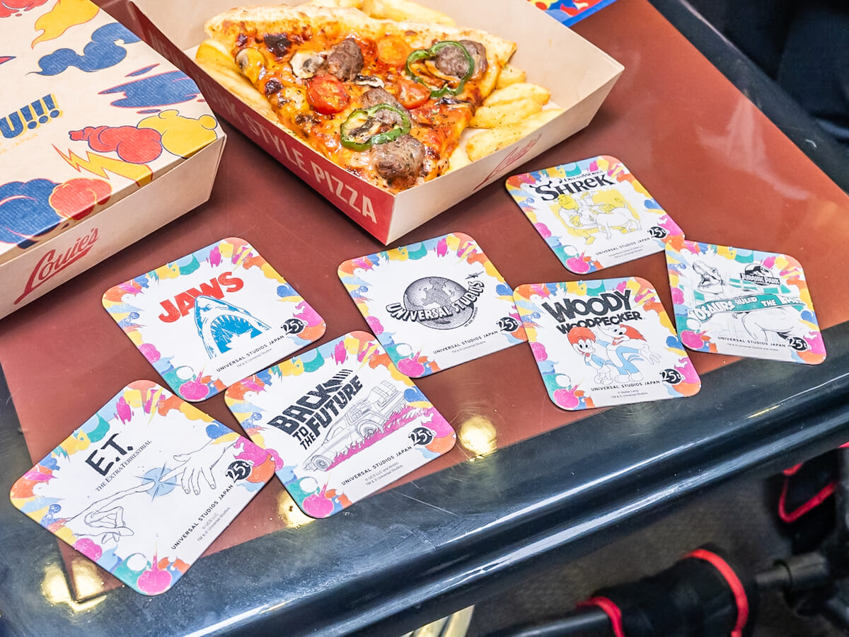 ユニバーサル・スタジオ・ジャパン／ルイズ N.Y. ピザパーラー「ミートボール・ピッツァ 25周年コースターセット」