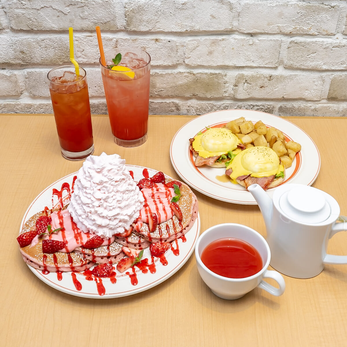 Eggs’n Things「ストロベリークリームパンケーキ」「メープルベーコンのエグスンベネディクト」