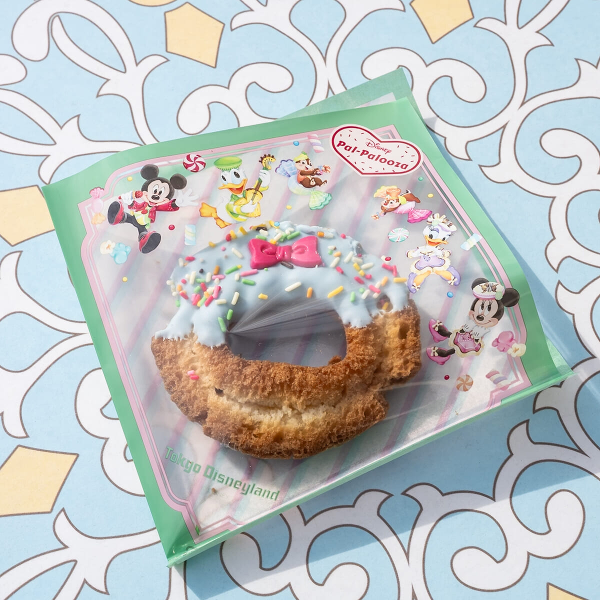 東京ディズニーランド「ディズニー・パルパルーザ“ヴァネロペのスウィーツ・ポップ・ワールド”」スペシャルドーナツ（レモン風味）2