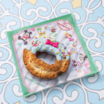 東京ディズニーランド「ディズニー・パルパルーザ“ヴァネロペのスウィーツ・ポップ・ワールド”」スペシャルドーナツ（レモン風味）