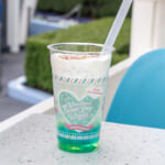 東京ディズニーランド「ディズニー・パルパルーザ“ヴァネロペのスウィーツ・ポップ・ワールド”」スパークリングドリンク（ピーチ＆グリーンアップルシロップ）
