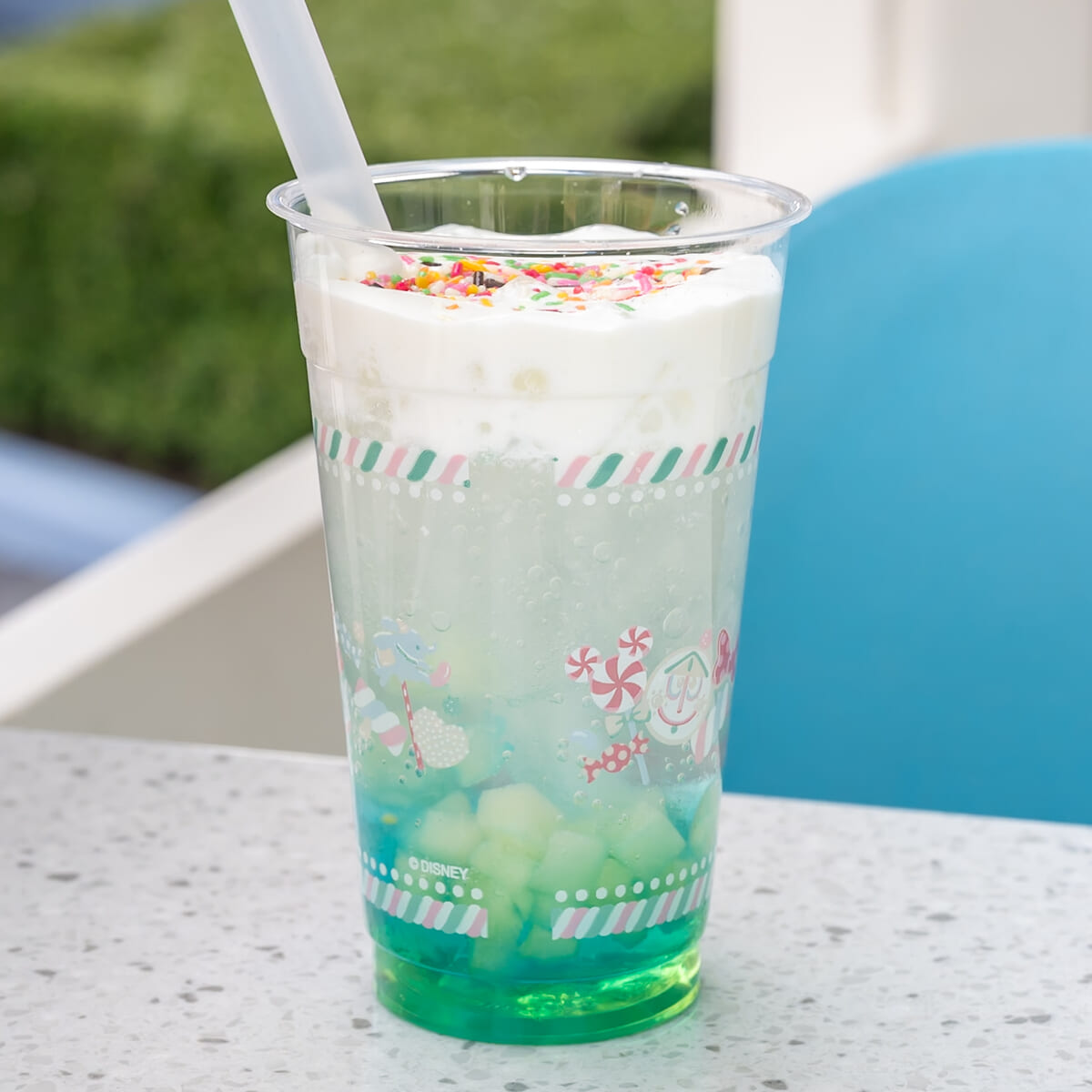 東京ディズニーランド「ディズニー・パルパルーザ“ヴァネロペのスウィーツ・ポップ・ワールド”」スパークリングドリンク（ピーチ＆グリーンアップルシロップ）2