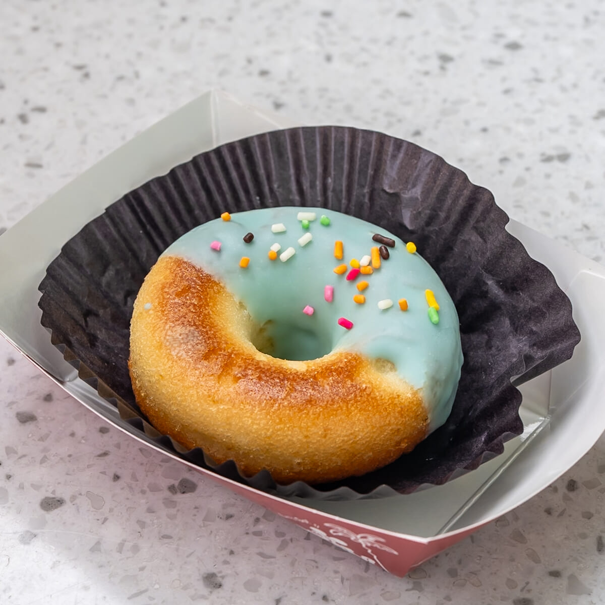 東京ディズニーランド「ディズニー・パルパルーザ“ヴァネロペのスウィーツ・ポップ・ワールド”」ベイクドドーナツ2