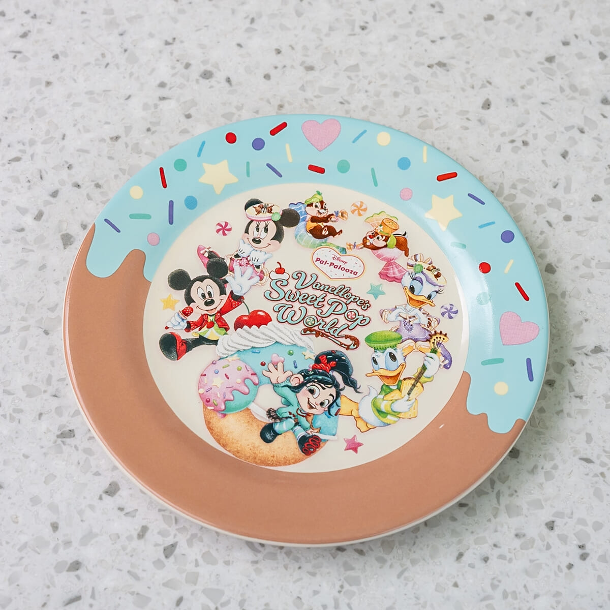 東京ディズニーランド「ディズニー・パルパルーザ“ヴァネロペのスウィーツ・ポップ・ワールド”」ベイクドドーナツ3