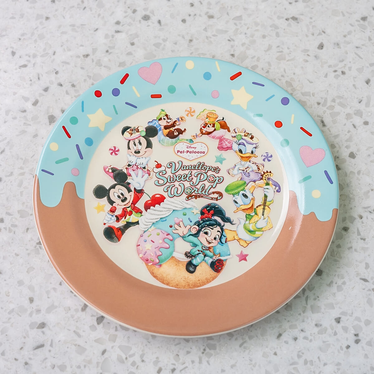 東京ディズニーランド「ディズニー・パルパルーザ“ヴァネロペのスウィーツ・ポップ・ワールド”」ベイクドドーナツ4