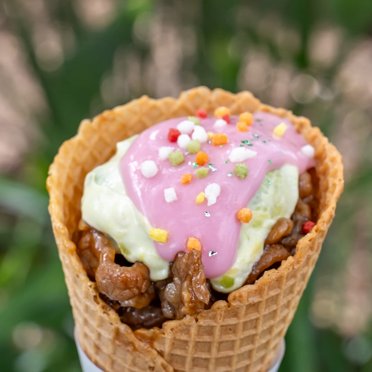 東京ディズニーランド「ザ・ガゼーボ」ディズニー・パルパルーザ“ヴァネロペのスウィーツ・ポップ・ワールド”牛カルビコーン(アボカドマヨネーズ&マッシュポテト)4