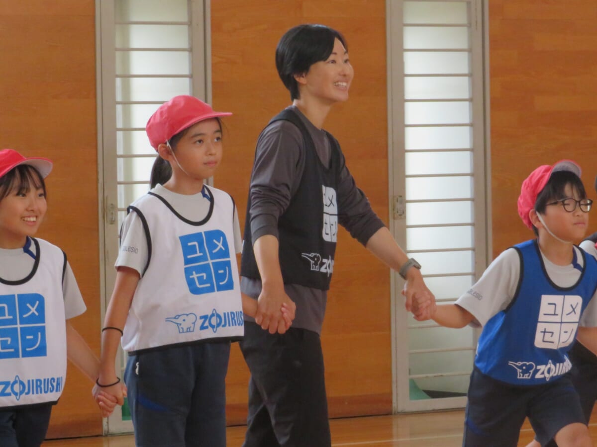 渥美 万奈さん 元ソフトボール選手 静岡サレジオ小学校での授業の様子