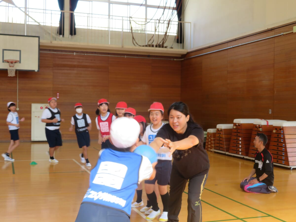 源 純夏さん 元競泳選手 広島市坂町立坂小学校 体育館での授業