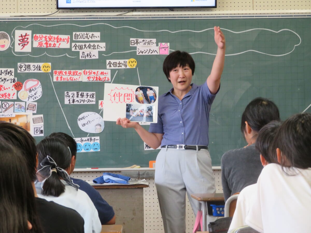 岩屋 睦子さん 元バスケットボール選手 出雲市立荒木小学校 教室での授業
