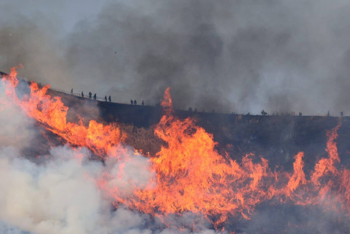大室山 お鉢焼き 噴火口から立ち上る炎と煙