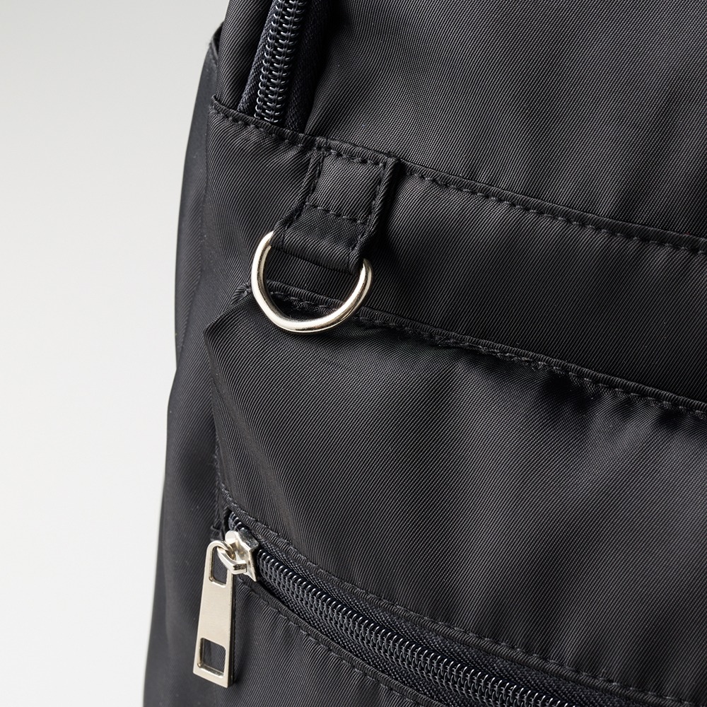 口がガバッと開いて身体にフィットするリュックサック Dカン