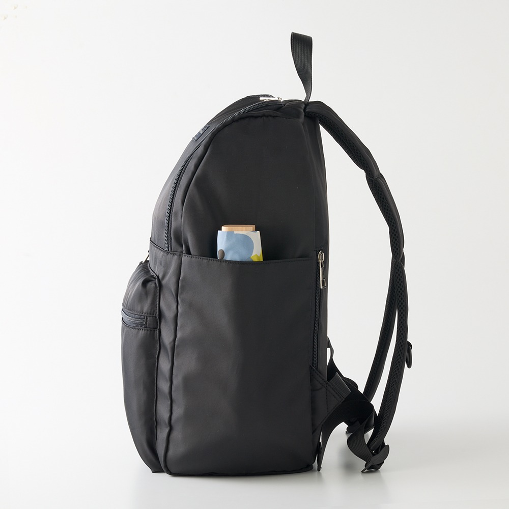 口がガバッと開いて身体にフィットするリュックサック サイドスタイル