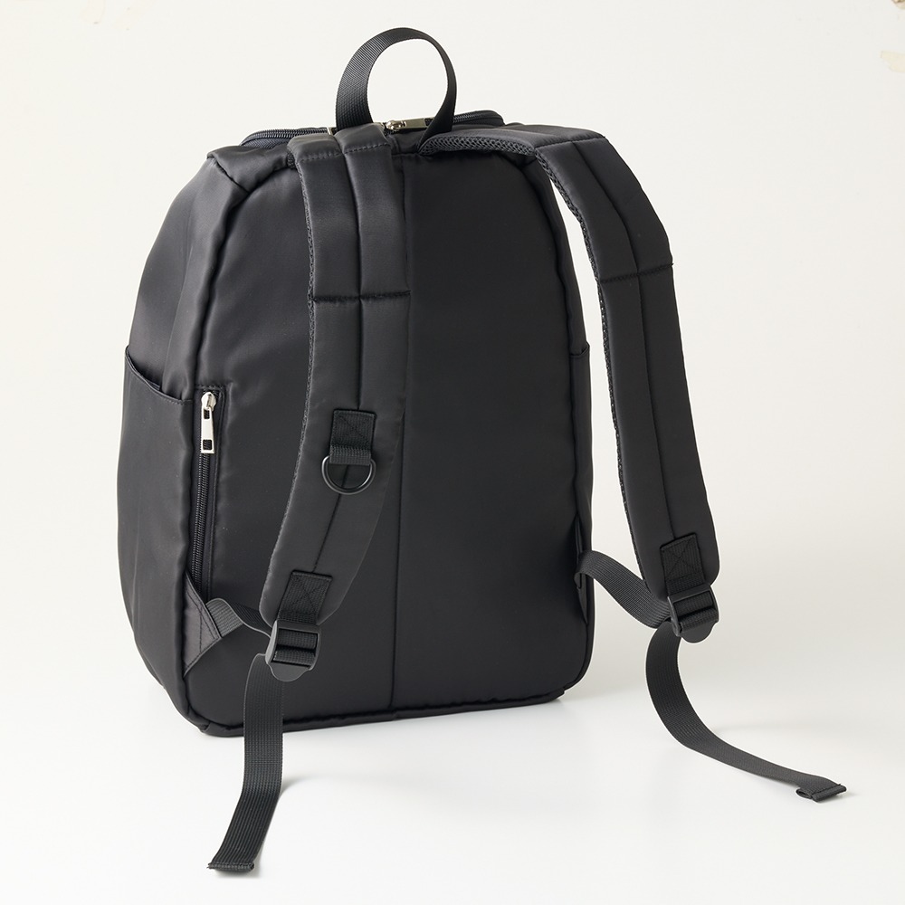 口がガバッと開いて身体にフィットするリュックサック 背面