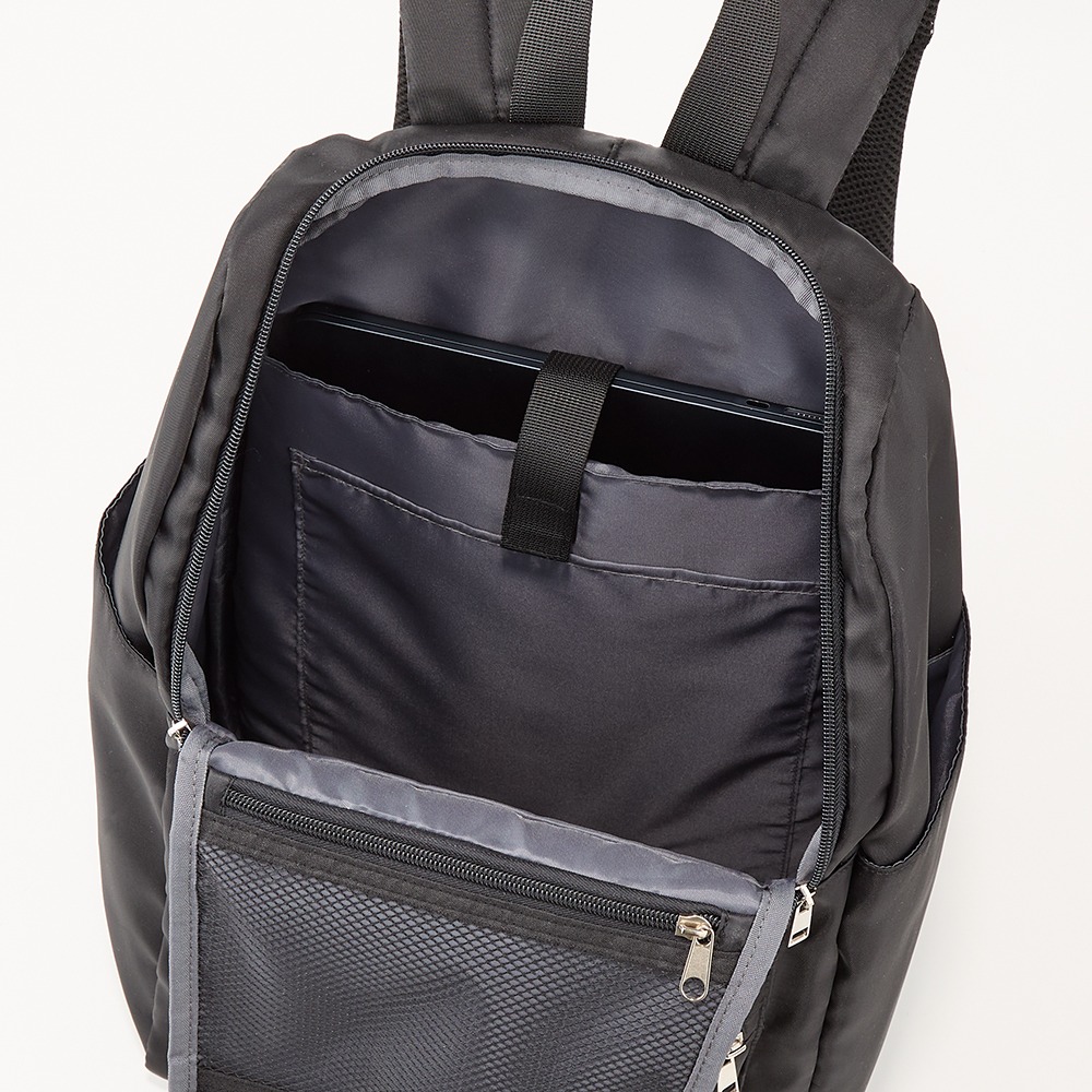 口がガバッと開いて身体にフィットするリュックサック オープン時