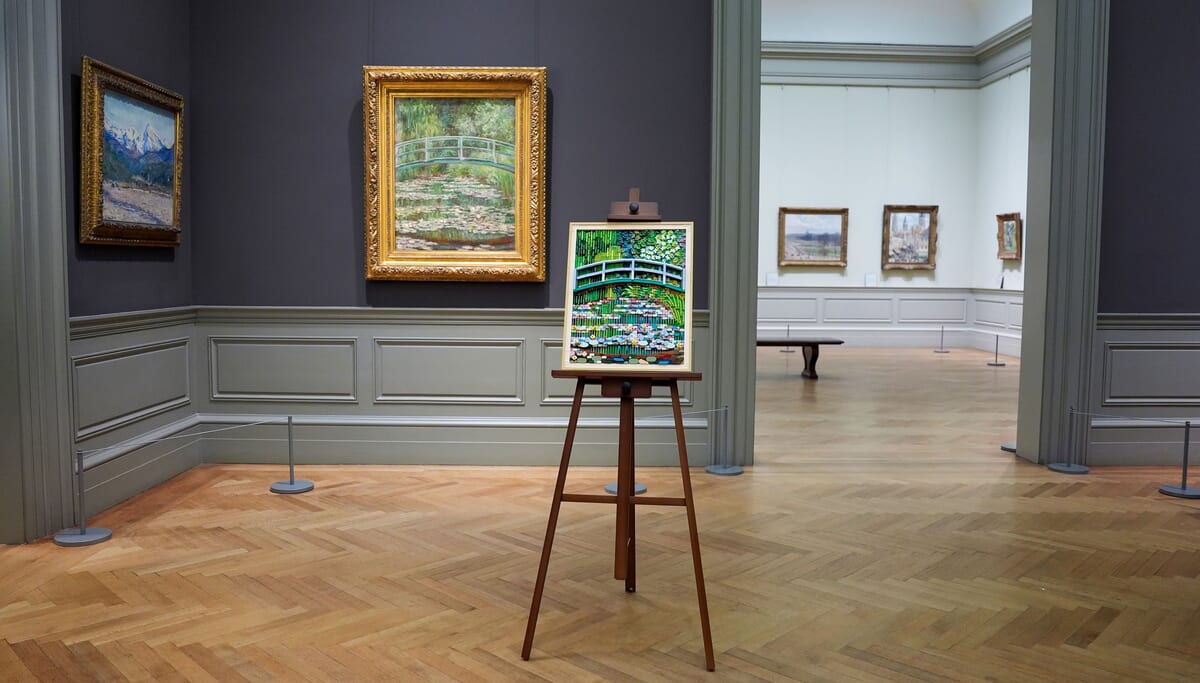 レゴ(R)アート Claude Monet ＜睡蓮の池に架かる橋＞　イメージ　原画とレゴ作品1