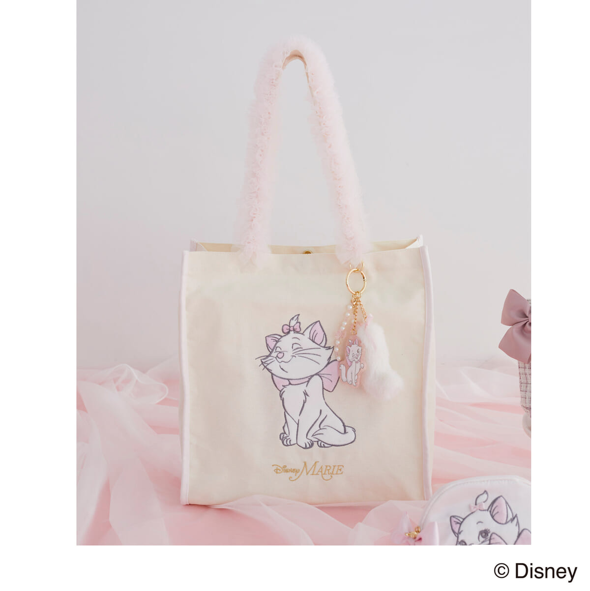 〈メゾン ド フルール〉Disney Marie/フリルハンドルトートバッグ/Disney Marie/しっぽチャーム