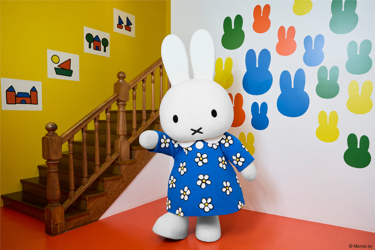 お気に入りの‟お花柄ドレス”を着たミッフィー