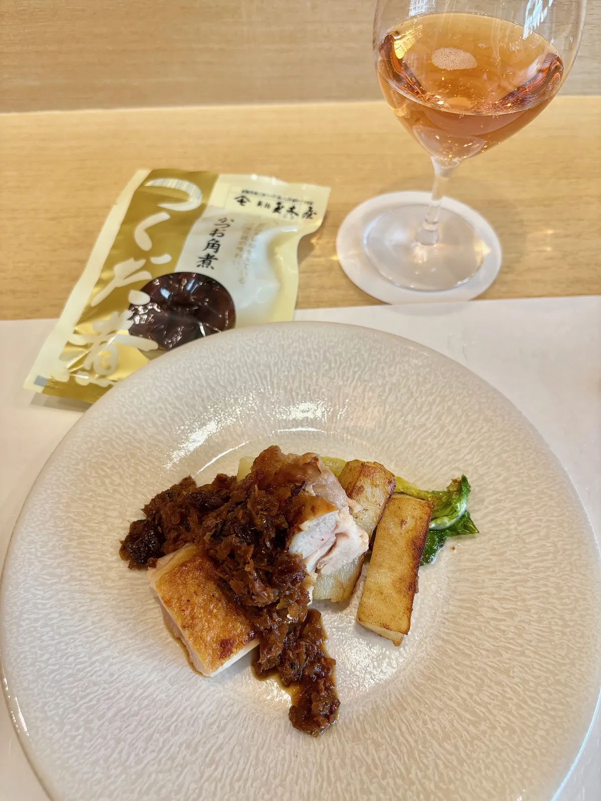 チキンソテーとかつお佃煮のバルサミコソース