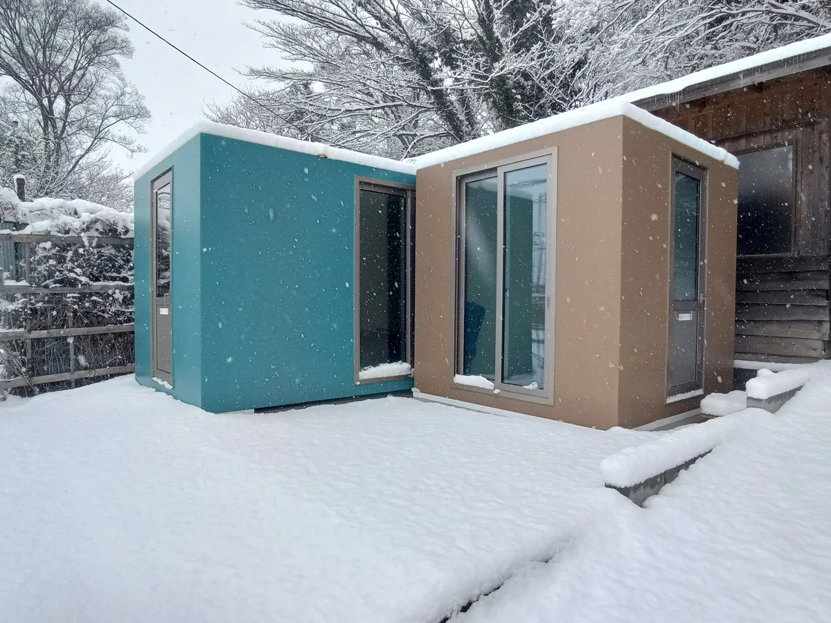 マイナス50度の知見で迅速設営・高断熱・省エネ運用を実現！明和土木興業「極地ハウス LIFT」 雪中に設置された極地ハウスの実運用イメージ