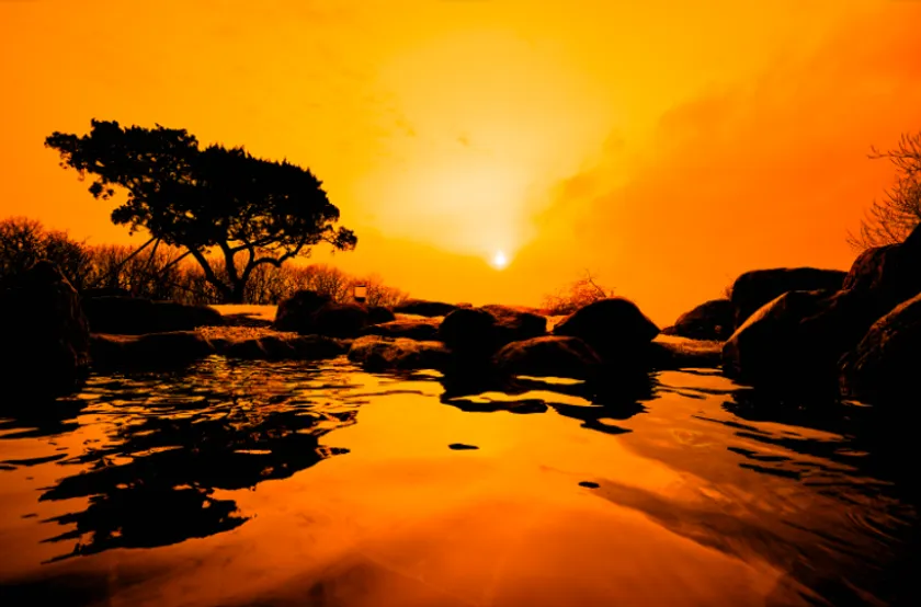 馬とのふれあいと海側客室で日高旅を満喫できる限定ステイ！新冠温泉 ホテルヒルズ「新冠IC開通記念宿泊プラン」 夕焼けと露天風呂の湯面