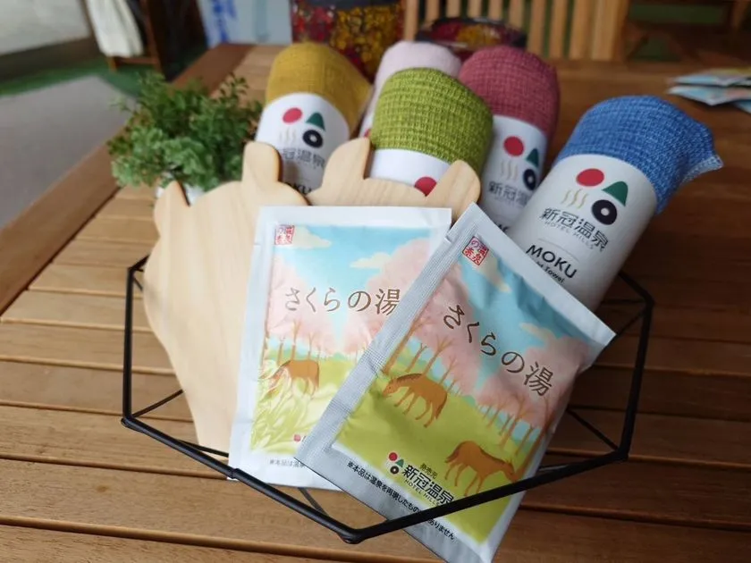 馬とのふれあいと海側客室で日高旅を満喫できる限定ステイ！新冠温泉 ホテルヒルズ「新冠IC開通記念宿泊プラン」 入浴剤とMOKUタオルのオリジナルグッズ
