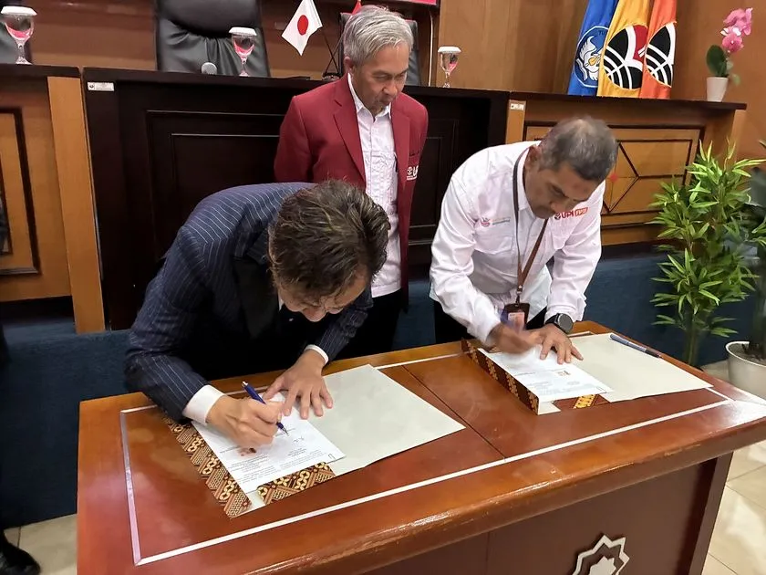 日本就労と施工管理2級取得を見据えた育成が本格始動！ROY「建築学科日本語コース」 MOU調印で署名する代表者