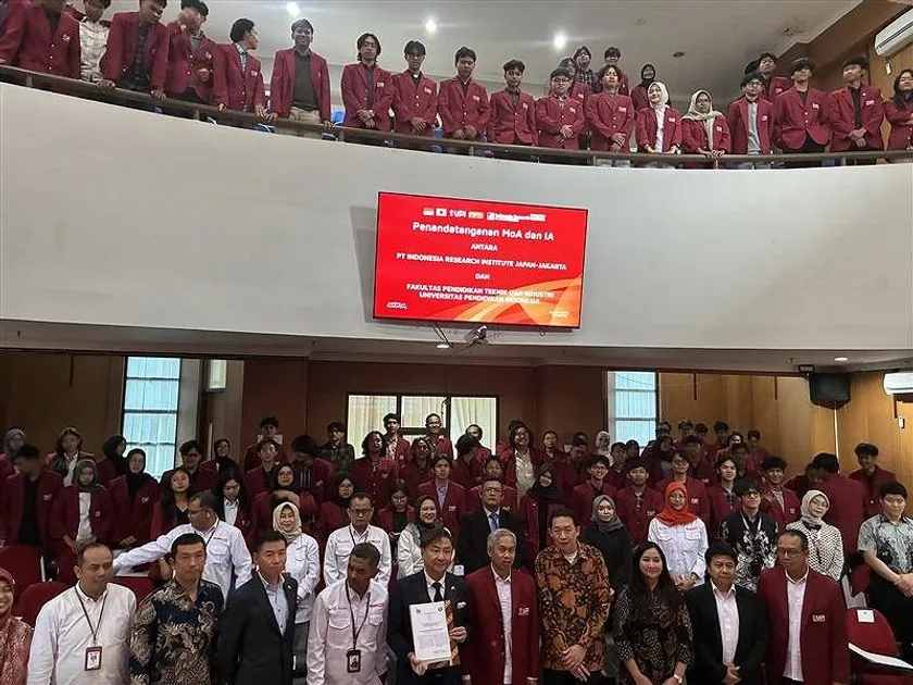 日本就労と施工管理2級取得を見据えた育成が本格始動！ROY「建築学科日本語コース」 UPIでの調印式後の大規模集合写真