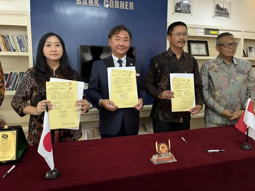 日本就労と施工管理2級取得を見据えた育成が本格始動！ROY「建築学科日本語コース」 MOU締結後に協定書を掲げる代表者