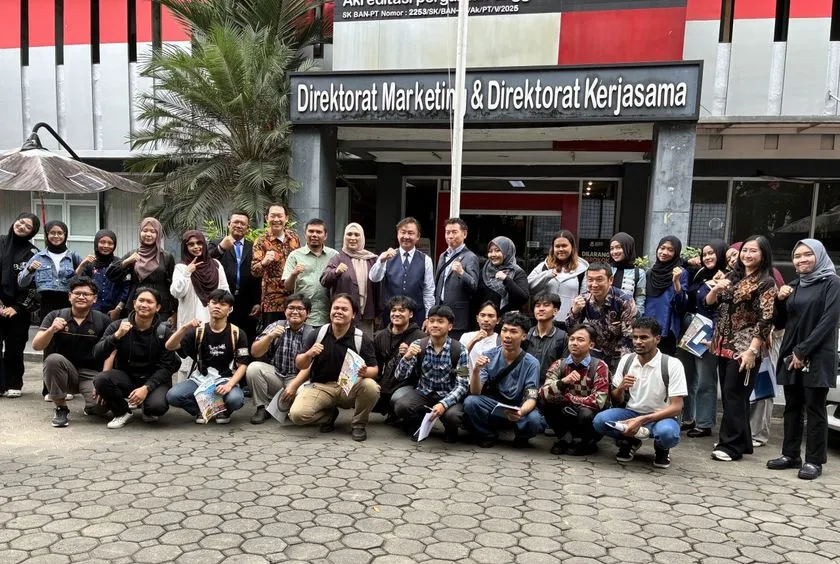 日本就労と施工管理2級取得を見据えた育成が本格始動！ROY「建築学科日本語コース」 大学施設前での国際交流集合写真