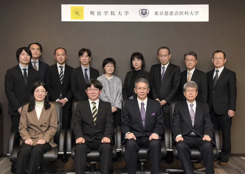 学問分野を超えて健康社会を育てる大学協働の一歩！明治学院大学「東京慈恵会医科大学との健康活動連携協定」 協定締結を示す調印式の様子