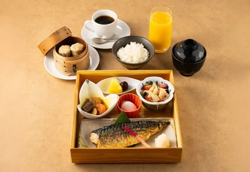 焼き鯖を中心にした和朝食