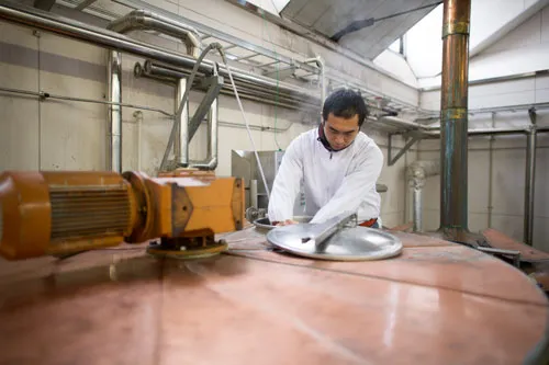 タンク作業を行うブルワーの様子