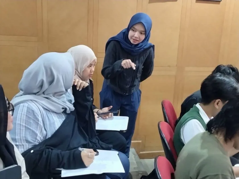 年齢の書き方について説明を受ける学生