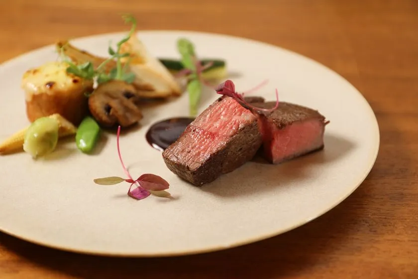 ネイビーブルーのカーペットと曲線階段の披露宴会場