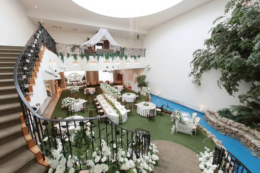 色とりどりの野菜を盛り付けたサラダプレート