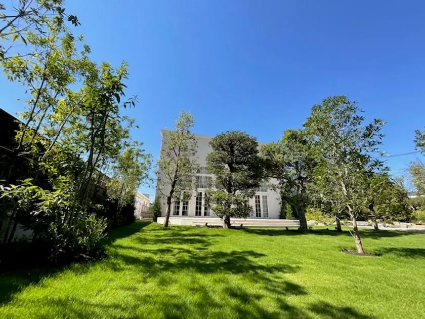 広大なプライベートガーデンが広がる会場外観