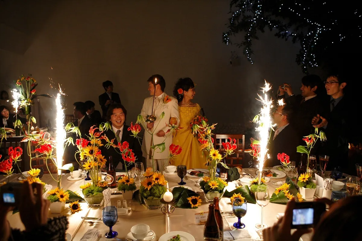 夜の披露宴会場でゲストと祝宴を楽しむ様子