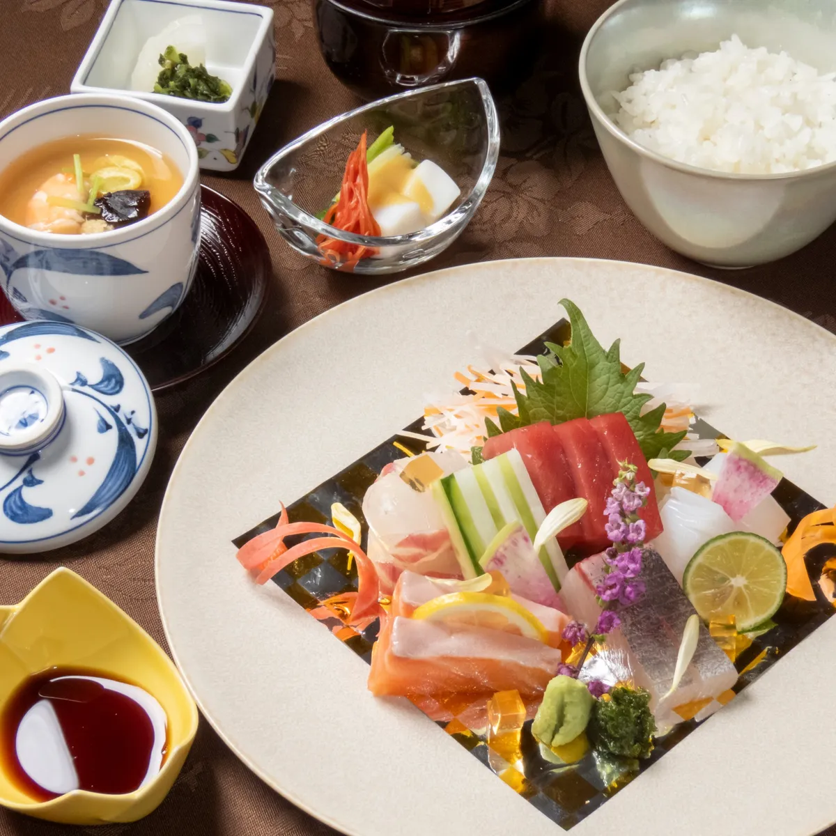 開放的なプライベートガーデンでのグループパーティー