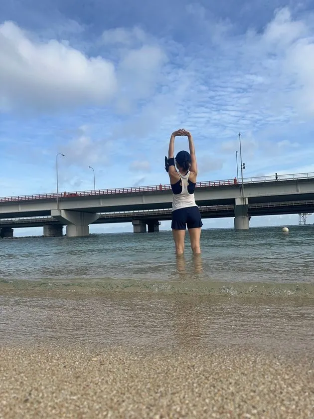 波の上（なみのうえ）に立つなみんちゅ