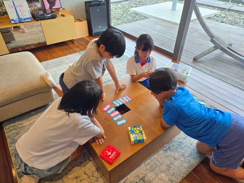 リビングルームのローテーブルを囲み 4人の子ども