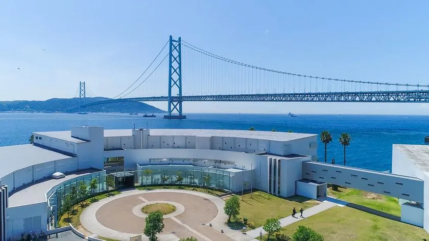 ホテルの客室でベッドメイキングを体験する子どもた