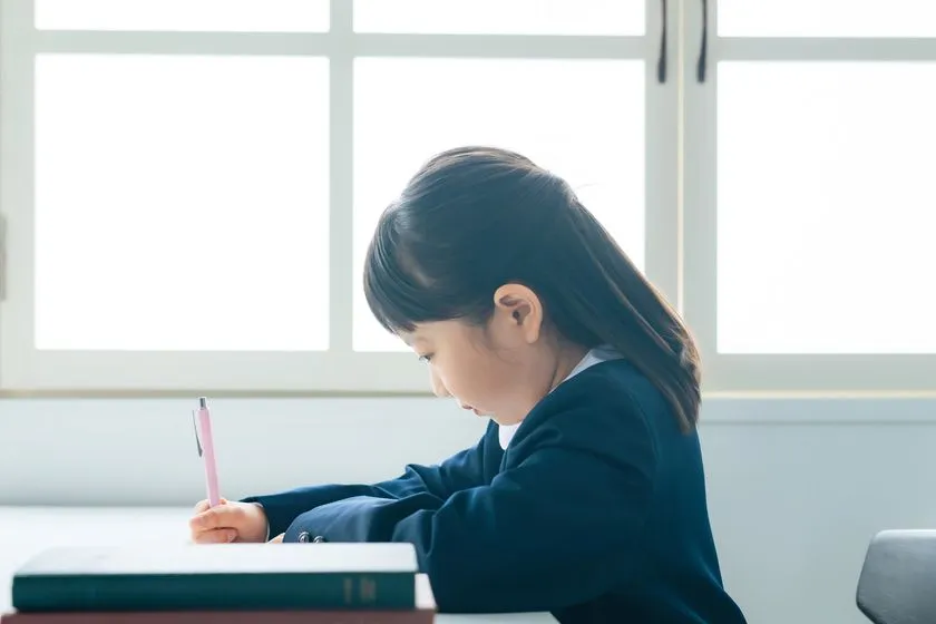 読む・書く・話す力を低学年から育てる春の学び!日能研関西「小学生向け新学習プログラム」 机に向かって学習する女の子