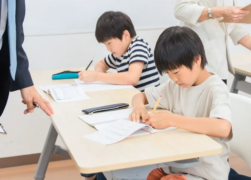 読む・書く・話す力を低学年から育てる春の学び!日能研関西「小学生向け新学習プログラム」 少人数の教室で小学生が学ぶ様子