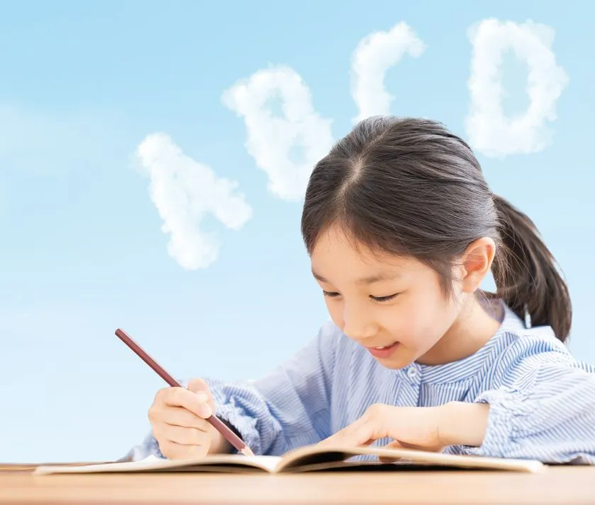 読む・書く・話す力を低学年から育てる春の学び!日能研関西「小学生向け新学習プログラム」 英語学習をイメージした子どもの写真