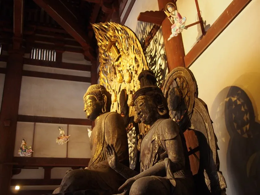 1300年の古刹に高校生の彩色で14体が揃う!誠恵高等学校「喜光寺 雲中供養菩薩彩色プロジェクト」 喜光寺本堂に並ぶ阿弥陀如来坐像と雲中供養菩薩像