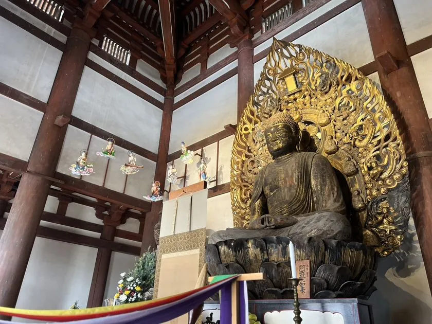 1300年の古刹に高校生の彩色で14体が揃う!誠恵高等学校「喜光寺 雲中供養菩薩彩色プロジェクト」 重層の屋根と朱塗りの柱が印象的な喜光寺の本堂外観